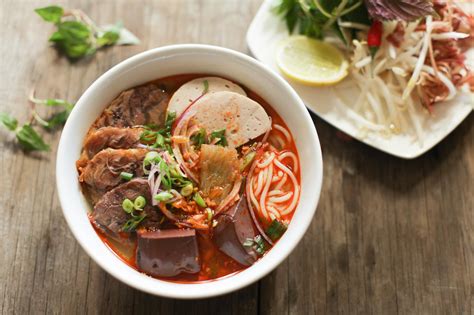  ブンボーフエ！ベトナム・ユエン省の奥深い旨味を秘めた、牛肉とハーブが織りなす麺料理の真髄へ