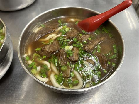  山東牛肉麺は、とろけるような柔らかな肉と、ピリッと辛いスープで食欲をそそる一品！