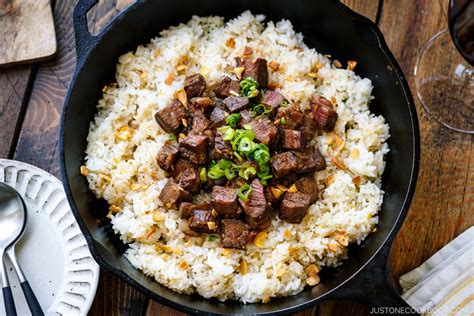  石焼牛肉ご飯、とろけるような柔らかな牛肉と香ばしい石焼き米のコントラストが魅力！