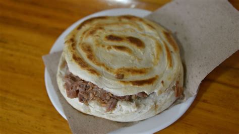   太安の肉夹馍：香ばしく焼き上げられた小麦とジューシーな豚肉が織りなすハーモニー！